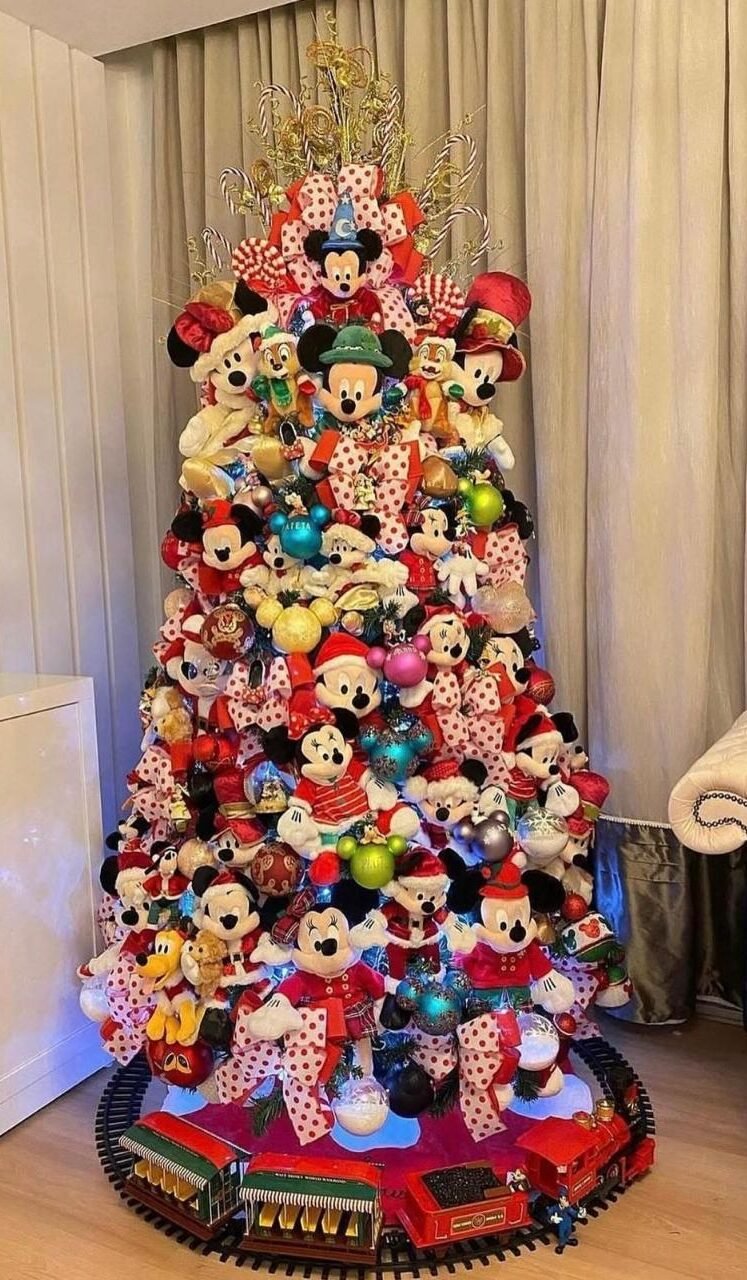 Árvore de Natal Decorada Temática Disney 180cm e 240cm