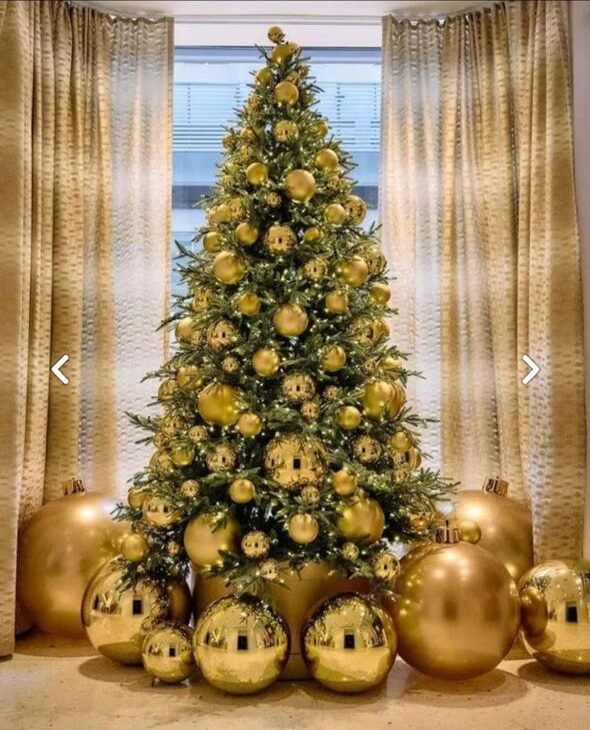 rvore de Natal Decorada Bolas Douradas Gigantes