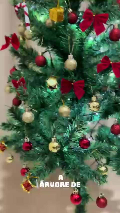 Árvore Pinheiro 1,50 cm Linha Premium 200 Galhos Cheios Decorada Completa 81 Enfeites e Pisca Natal
